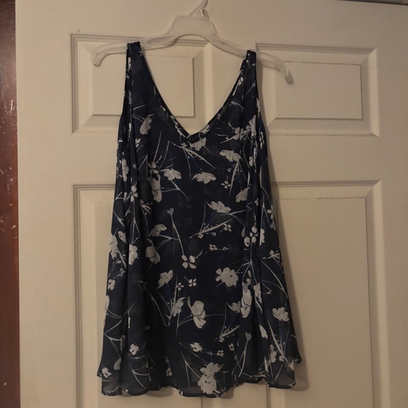 Tops and dresses - Picture 2 of 7
